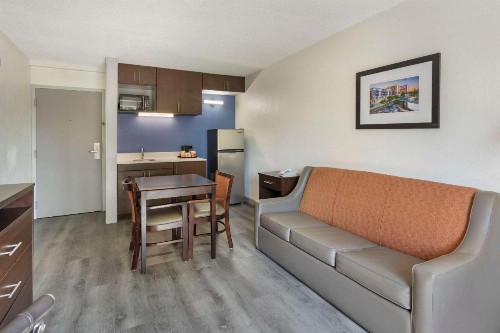 Econo Lodge Inn and Suites Greenville - image 16
