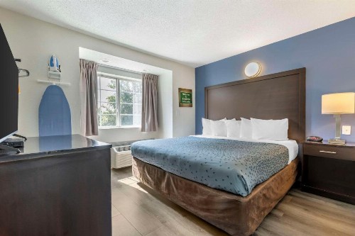 Econo Lodge Inn and Suites Greenville - image 17
