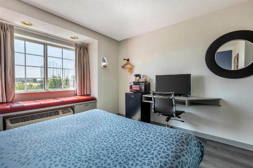 Econo Lodge Inn and Suites Greenville - image 26