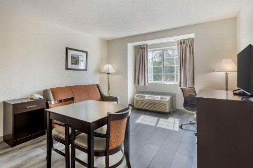 Econo Lodge Inn and Suites Greenville - image 28