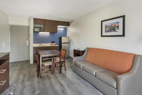 Econo Lodge Inn and Suites Greenville - image 3