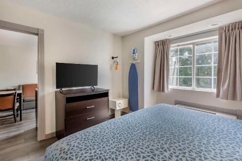 Econo Lodge Inn and Suites Greenville - image 32