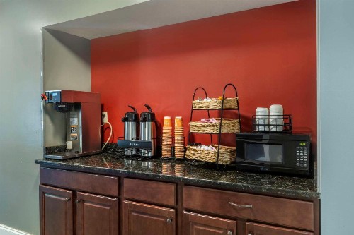 Econo Lodge Inn and Suites Greenville - image 35