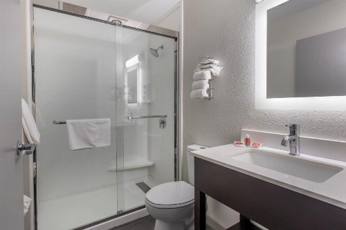 Econo Lodge Inn and Suites Greenville - image 36