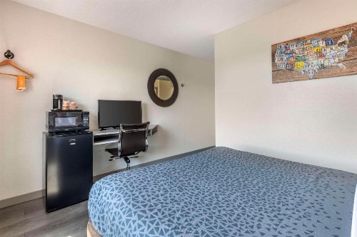 Econo Lodge Inn and Suites Greenville - image 37