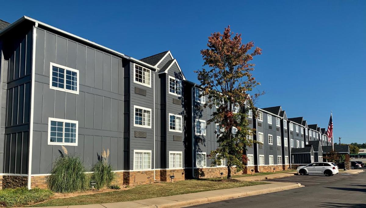 Econo Lodge Inn and Suites Greenville - image 4