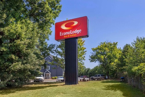 Econo Lodge Inn and Suites Greenville - image 40