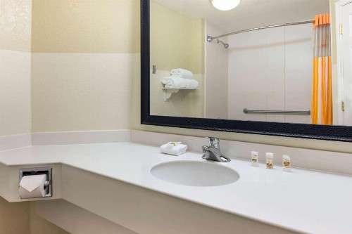 La Quinta by Wyndham Greenville Haywood - image 16