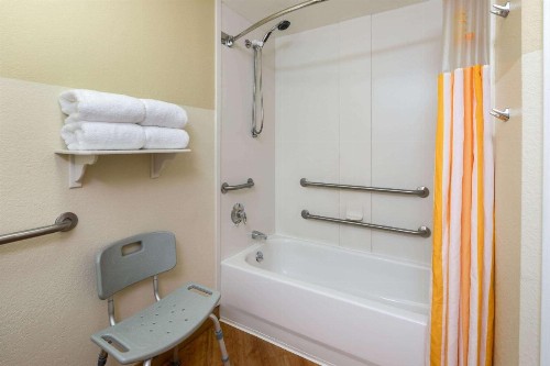 La Quinta by Wyndham Greenville Haywood - image 20