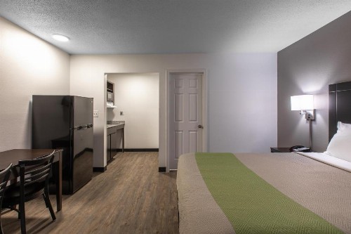 Studio 6-Greenville SC - I-85 Near Downtown - image 14