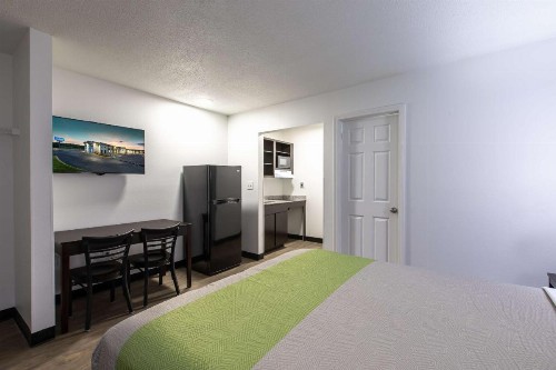 Studio 6-Greenville SC - I-85 Near Downtown - image 3