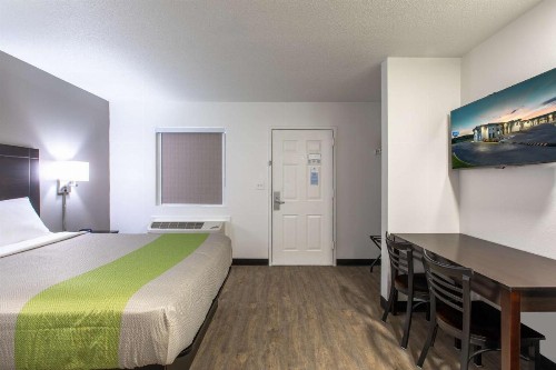 Studio 6-Greenville SC - I-85 Near Downtown - image 5