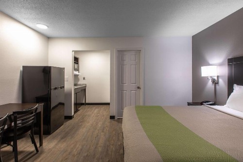 Studio 6-Greenville SC - I-85 Near Downtown - image 6