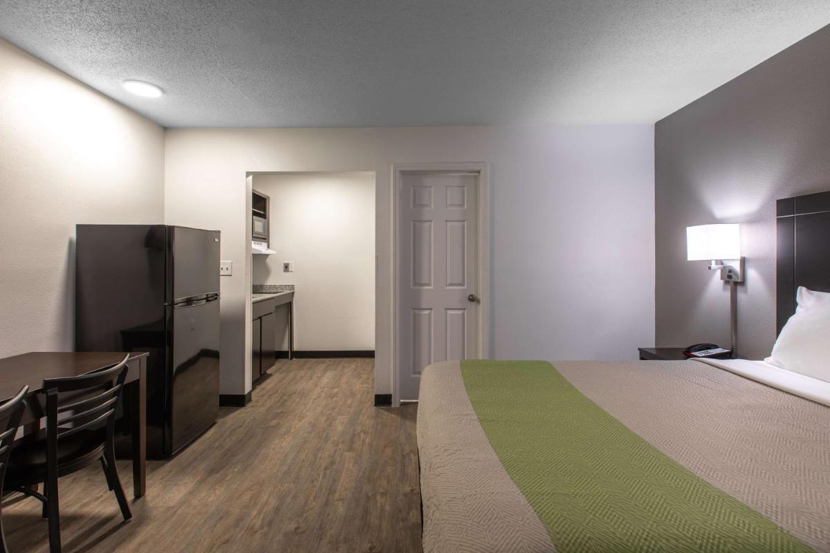 Studio 6-Greenville SC - I-85 Near Downtown - image 6