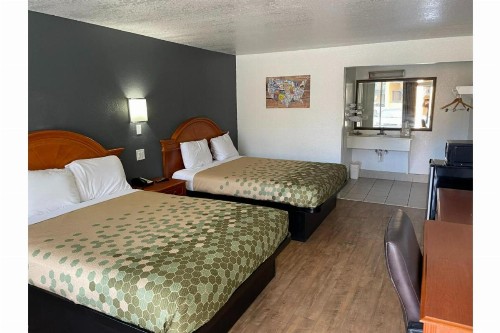 Econo Lodge - image 23