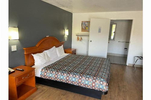 Econo Lodge - image 25