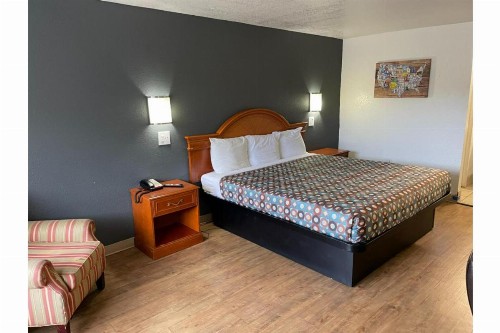 Econo Lodge - image 28