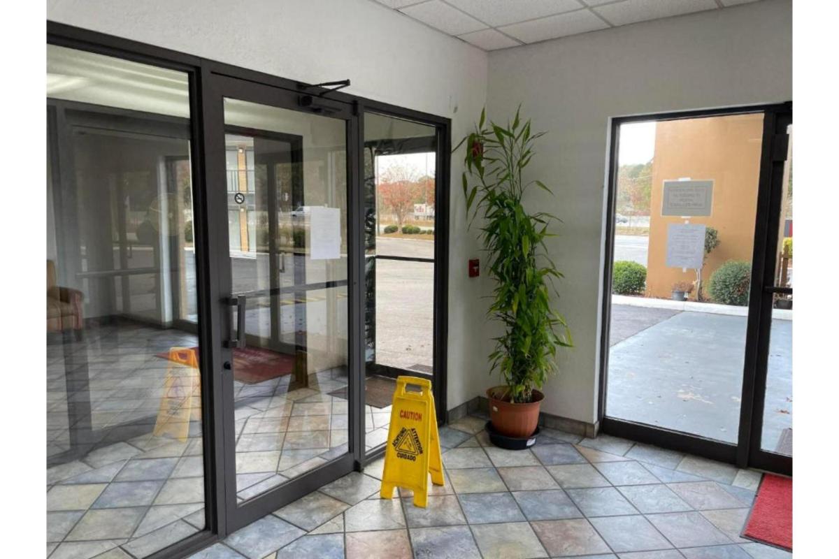 Econo Lodge - image 3