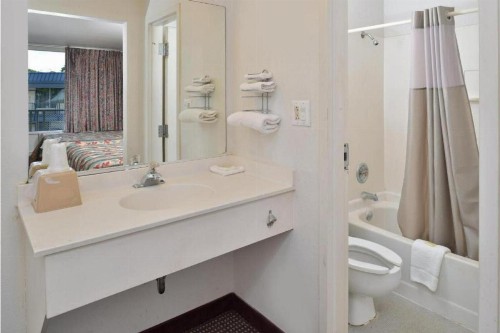 Econo Lodge - image 30