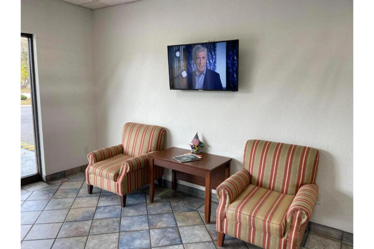 Econo Lodge - image 5