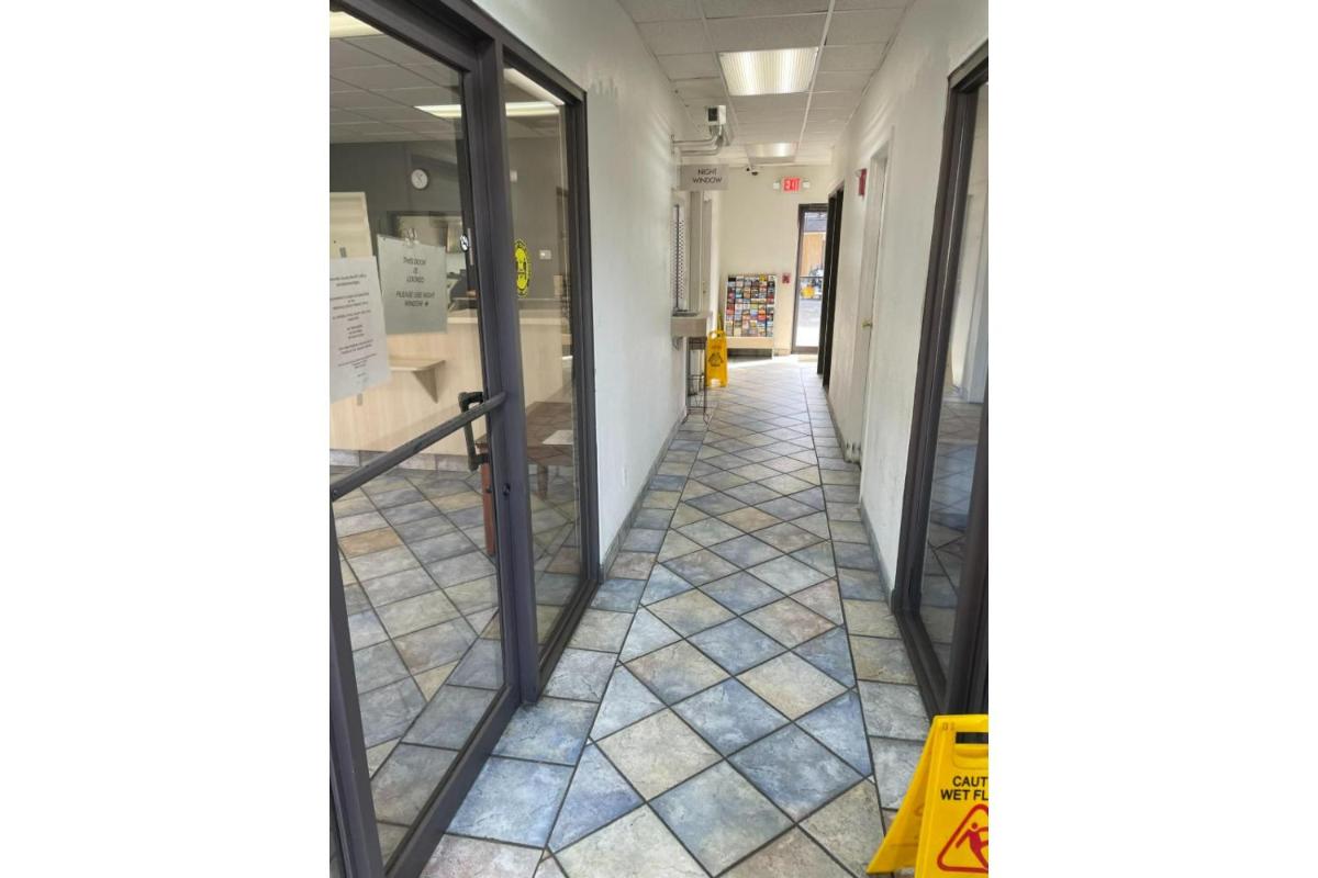 Econo Lodge - image 7