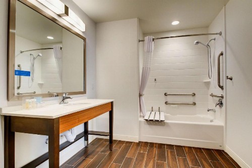 Hampton Inn & Suites Greenville Airport - image 7