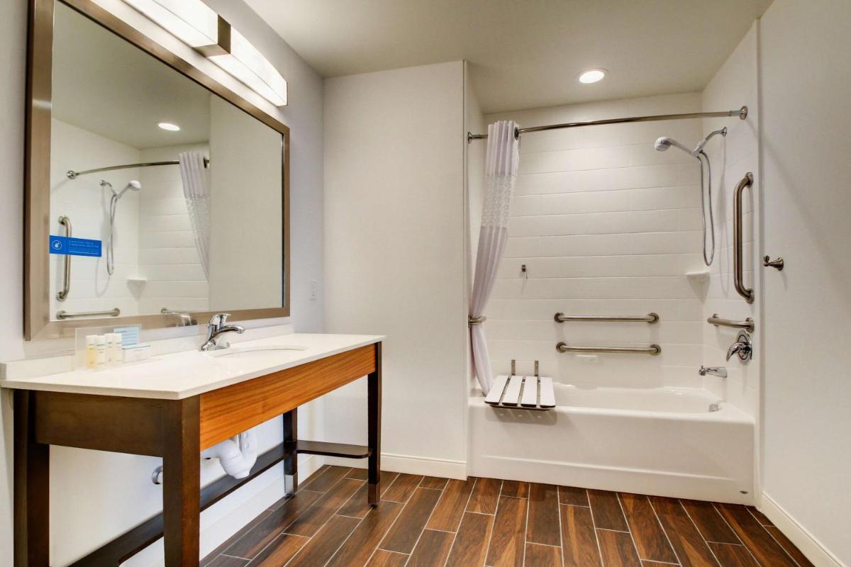 Hampton Inn & Suites Greenville Airport - image 7