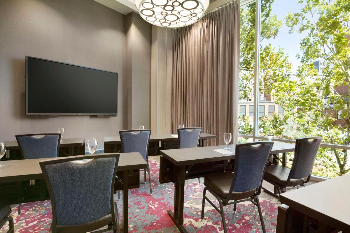 Embassy Suites by Hilton Greenville Downtown Riverplace - image 4