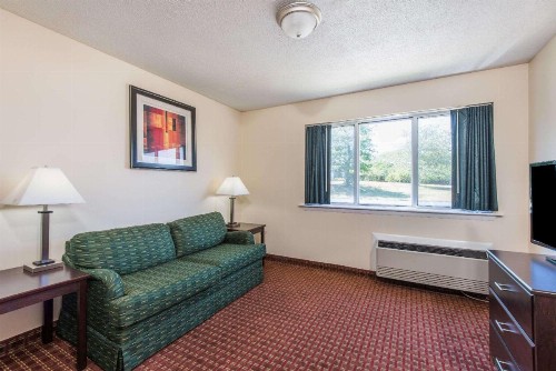 Days Inn & Suites by Wyndham Groton Near the Casinos - image 11