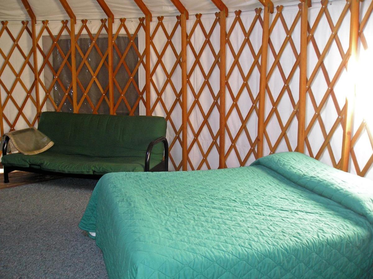 Yosemite Lakes Hillside Yurt 1 - image 4