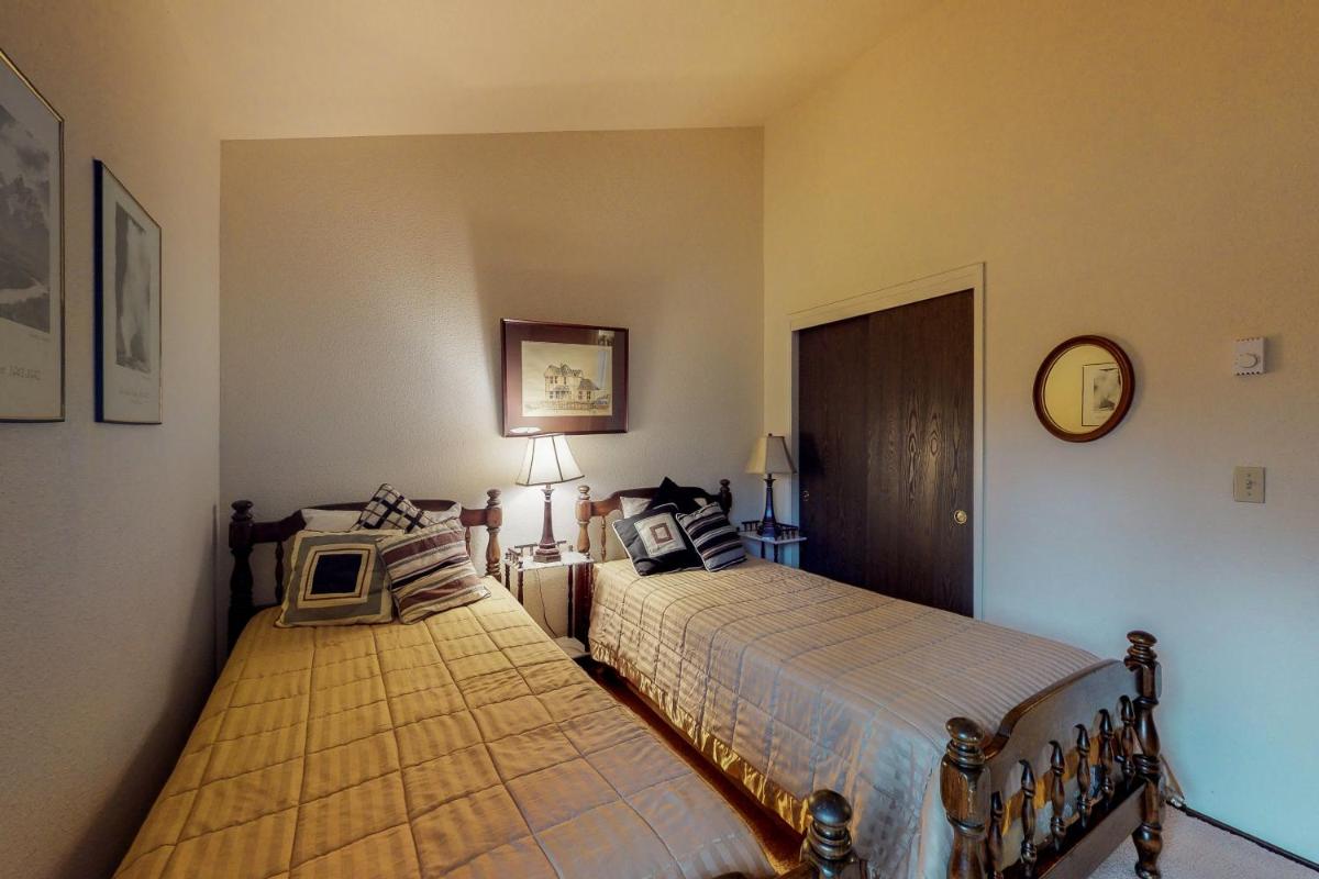 Golf Course Condo (Oaks #4) - image 5