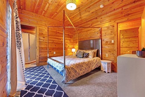 Cabernet Cabin - image 2