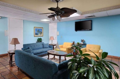 Quality Inn & Suites on the Bay near Pensacola Beach - image 2