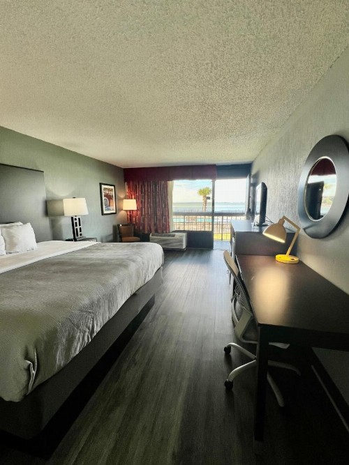 Quality Inn & Suites on the Bay near Pensacola Beach - image 41