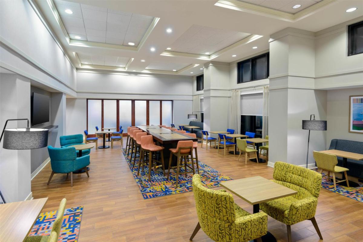 Hampton Inn & Suites Pensacola/Gulf Breeze - image 2