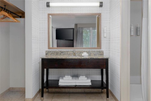 Hampton Inn & Suites Pensacola/Gulf Breeze - image 32