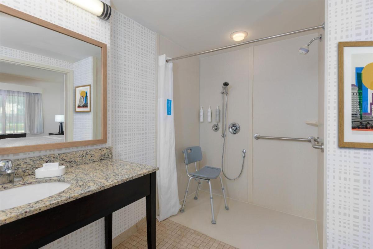Hampton Inn & Suites Pensacola/Gulf Breeze - image 5