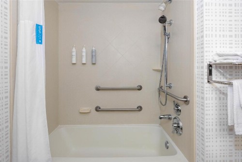 Hampton Inn & Suites Pensacola/Gulf Breeze - image 8