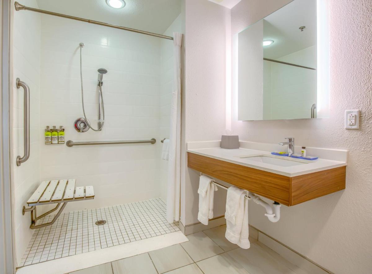 Holiday Inn Express Hotel & Suites Gulf Shores an IHG Hotel - image 3