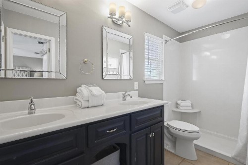 214 Shoreland Home - image 13