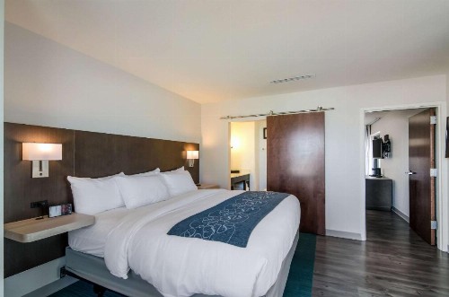 Comfort Inn & Suites - image 10