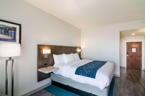 Comfort Inn & Suites - image 16