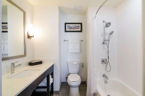 Comfort Inn & Suites - image 31