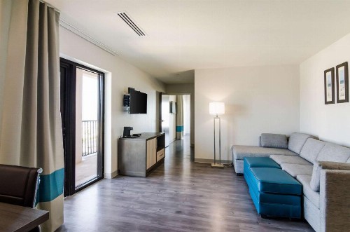 Comfort Inn & Suites - image 8