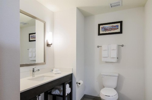 Comfort Inn & Suites - image 9
