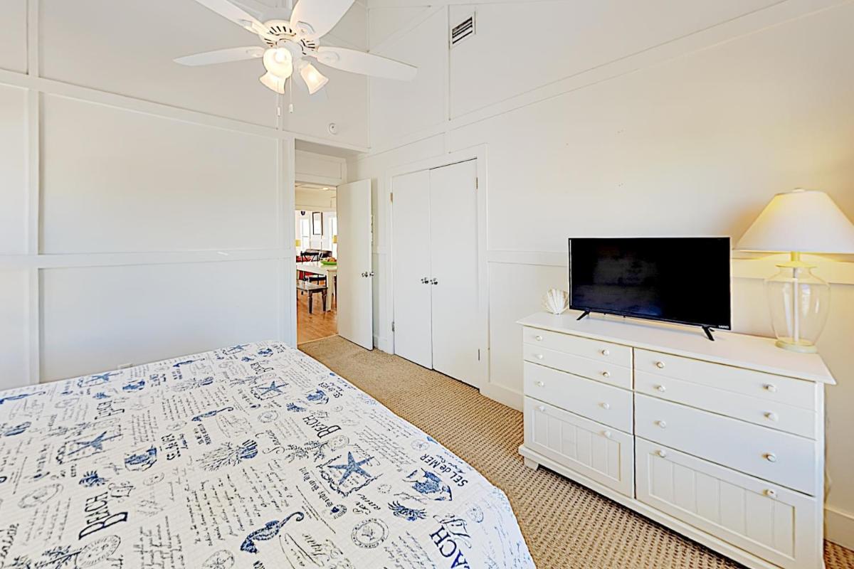 Beachside “Daydream Hideaway” w/ Vast Gulf Views home - image 4
