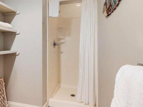 West Beach Bungalow by Meyer Vacation Rentals - image 10