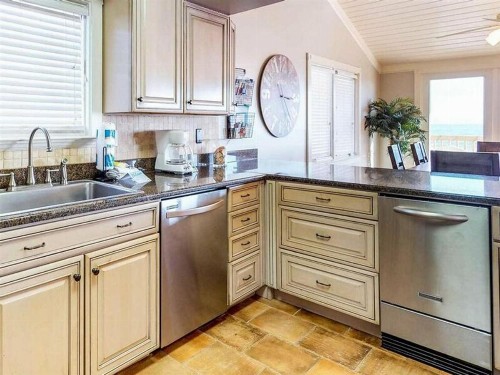 West Beach Bungalow by Meyer Vacation Rentals - image 9