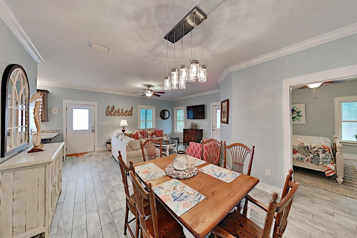 Stylish Beach Cottage with 2 Pools & Screened Deck cottage - image 6