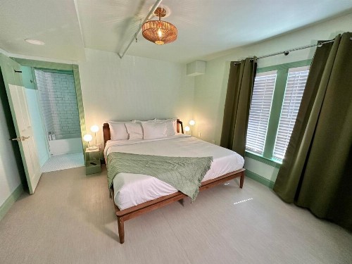 The Historic Peninsula Inn - image 2